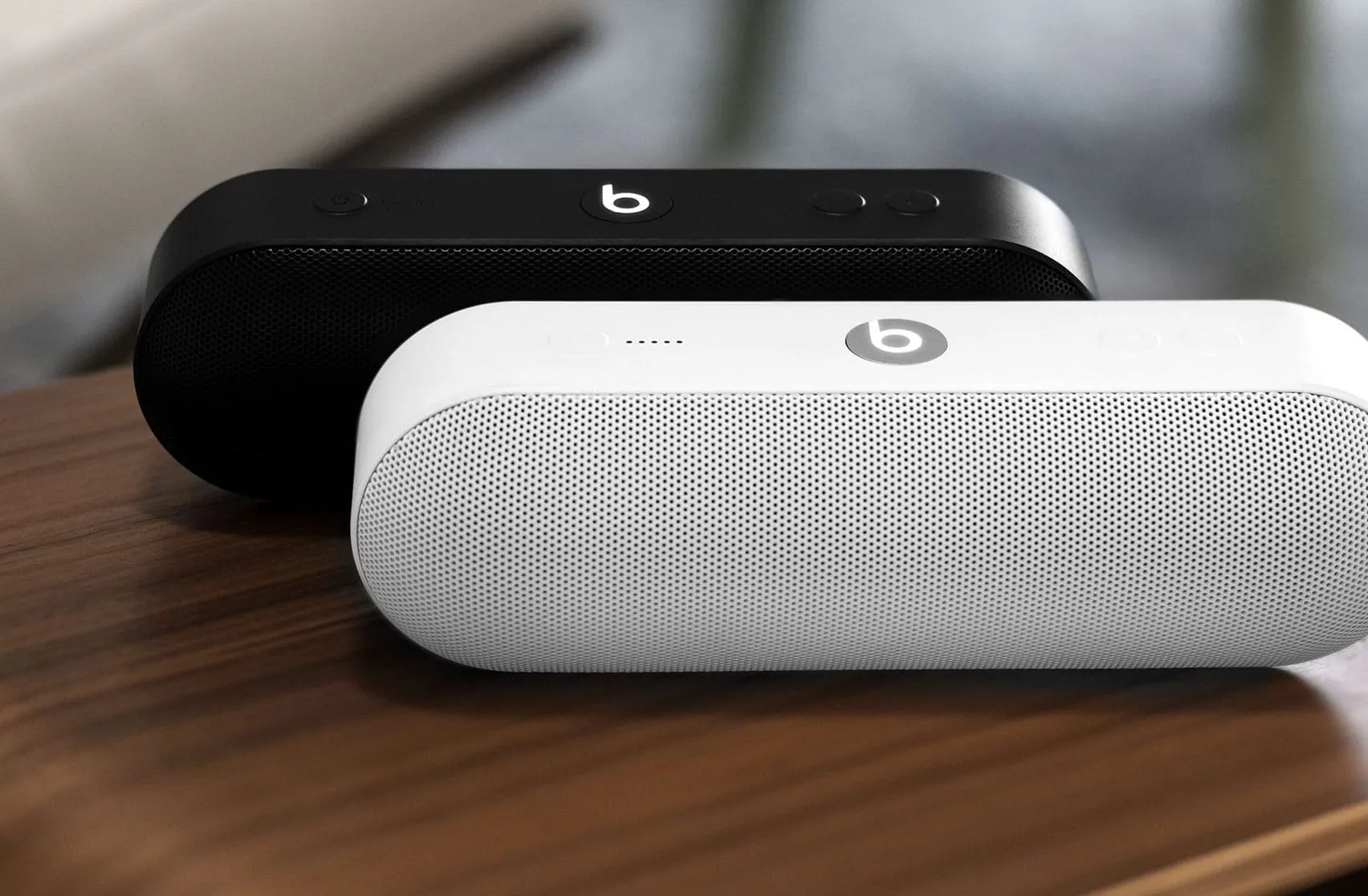 Beats Pill Speaker in White Premium Charger Bundle